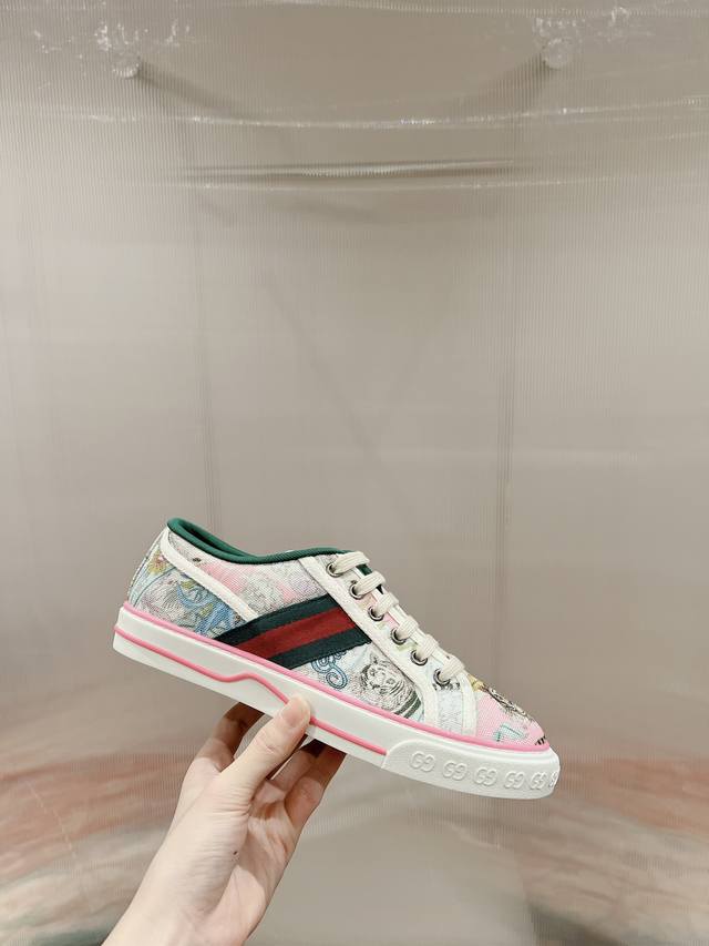 橙子出厂价P Gucci 古驰 1977系列 经典低帮帆布鞋 休闲鞋板鞋 情侣款 双帆布成制融品入牌元素 复古格风浓郁 经典与情怀都让人完美回忆！ 原版开发每个