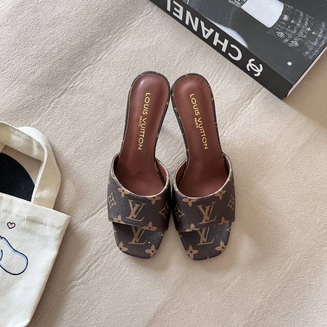 橙子出厂价P Louis Vuitton 路易威登 春夏新款 Lv牛仔布高跟拖 露趾细跟凉拖 跟高：6Cm 码数：35-42