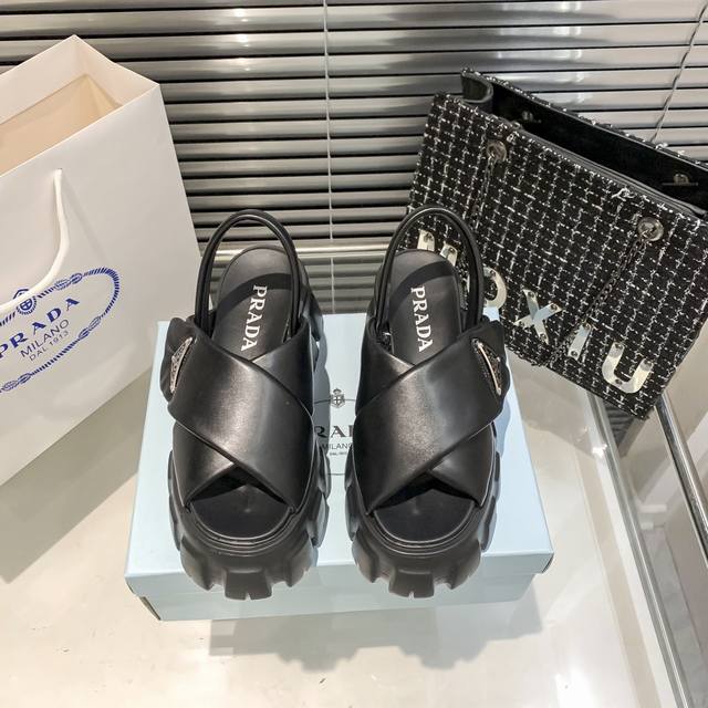 橙子出厂价P Prada 普拉达春夏新款 交叉魔术贴厚底凉鞋 颜色：黑色、白色 码数：35-40