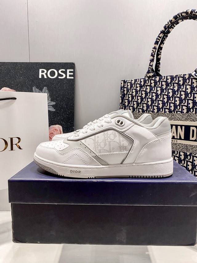 橙子出厂价P ，男码+10 Dior 迪奥 B27系列 运动鞋 滑板鞋 休闲鞋 情侣款 低帮# 这款运动鞋是该系列新品，延续经典款式。“Cd Icon”造型的鞋