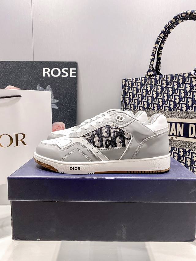 橙子出厂价P ，男码+10 Dior 迪奥 B27系列 运动鞋 滑板鞋 休闲鞋 情侣款 低帮# 这款运动鞋是该系列新品，延续经典款式。“Cd Icon”造型的鞋