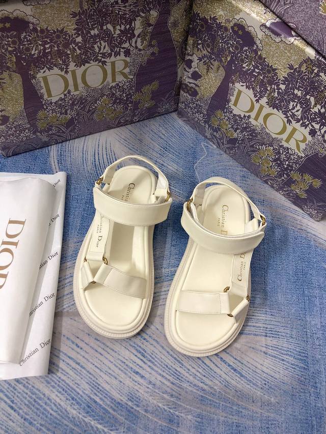 橙子出厂价P Dior 迪奥 春夏新款 魔术贴凉鞋 沙滩鞋 罗马鞋 这种混种咩咩皮Dioract 凉鞋，款式时尚，搭配贴合脚型的内底，采用格外轻盈，舒适的皮革制
