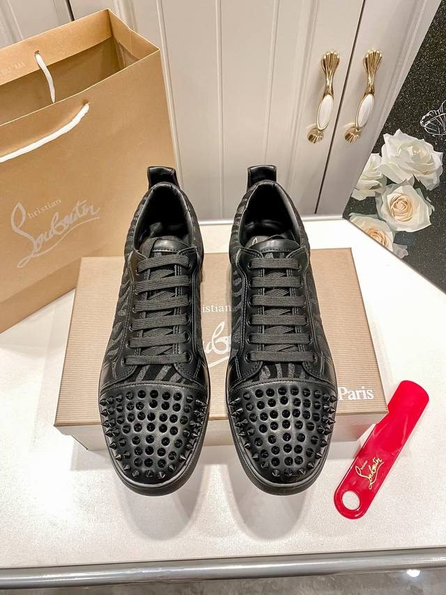 橙子出厂价P ，男码10 定制款 Christian Louboutin Cl低帮板鞋系列 铆钉 水钻 运动鞋休闲鞋红底鞋 情侣款 定做时间较长，请耐心等待！