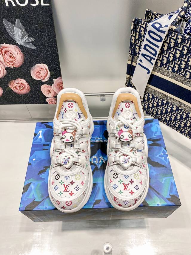 橙子出厂价P Louis Vuitton 路易威登 Lv新配色 休闲老爹鞋 弓形运动鞋 饰扣款# 大胆的前卫设计上富有个性的波浪形大底，风骚整个时尚圈，超符合新
