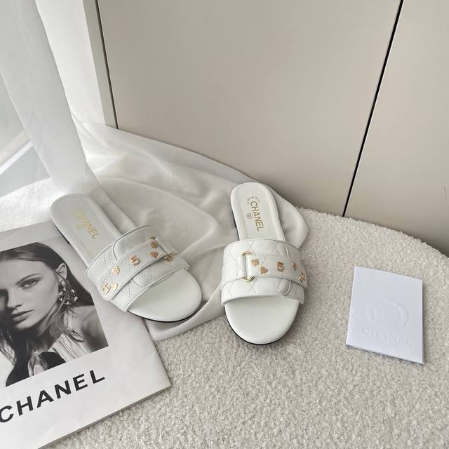 出厂： Chanel 香奈儿 2025顶级专柜 初夏新款 官网上新 独家首发 香奈儿Chanel25Ss 爱心字母拖 Chaenl平底拖 Chanel美鞋 Ch