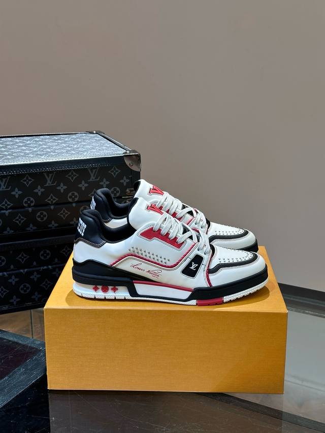 L 奢品 Trainer休闲运动鞋 本款运动鞋选用 Damier 粒面牛皮革，临摹 Damier 帆布的两式经典纹理，令鞋面的繁复工艺更显瞩目，创意注胶橡胶外底