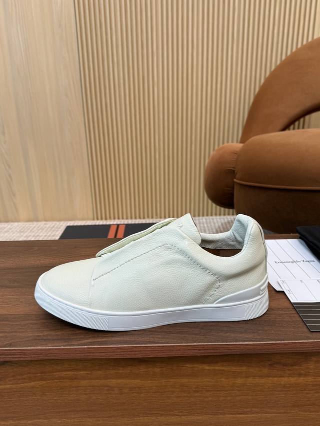 出厂价P Ermenegildo Zdgna 杰尼亚男鞋！工厂P直销Couture 运动鞋限量款，Triple Stitch 是一款精致的休闲鞋履，饰有标志性三