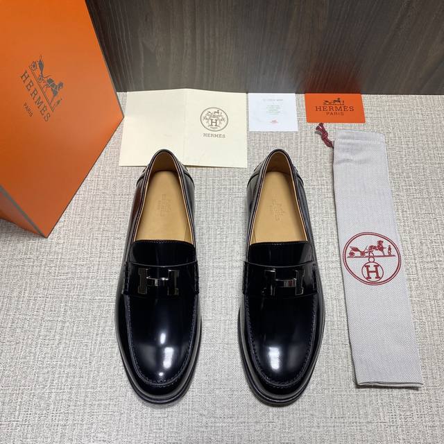 H家 新款男士便鞋上 懒人一脚蹬套脚乐福鞋皮鞋 可休闲可正装 采用进口牛皮 开边珠亮皮打造 鞋面饰品牌标识 金属H大扣皮带扣 点缀鞋面 精致手工缝线 做工细节堪