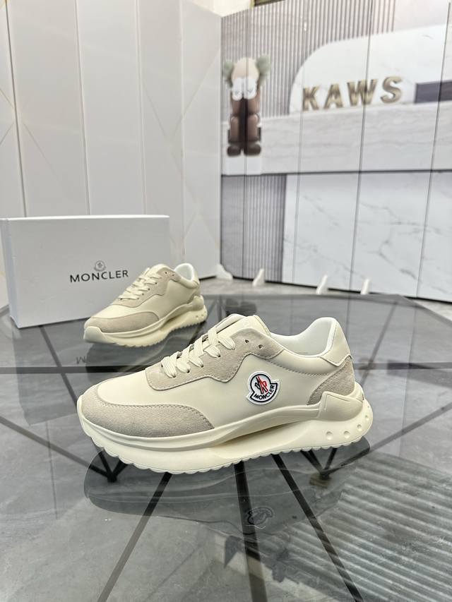 售 价: 商品商标：Moncler 蒙口 低帮休闲鞋 正码码数: 38-44 可订做45.46 商品材料：鞋面进口牛皮，羊皮内里，原版大底。 编 号：803