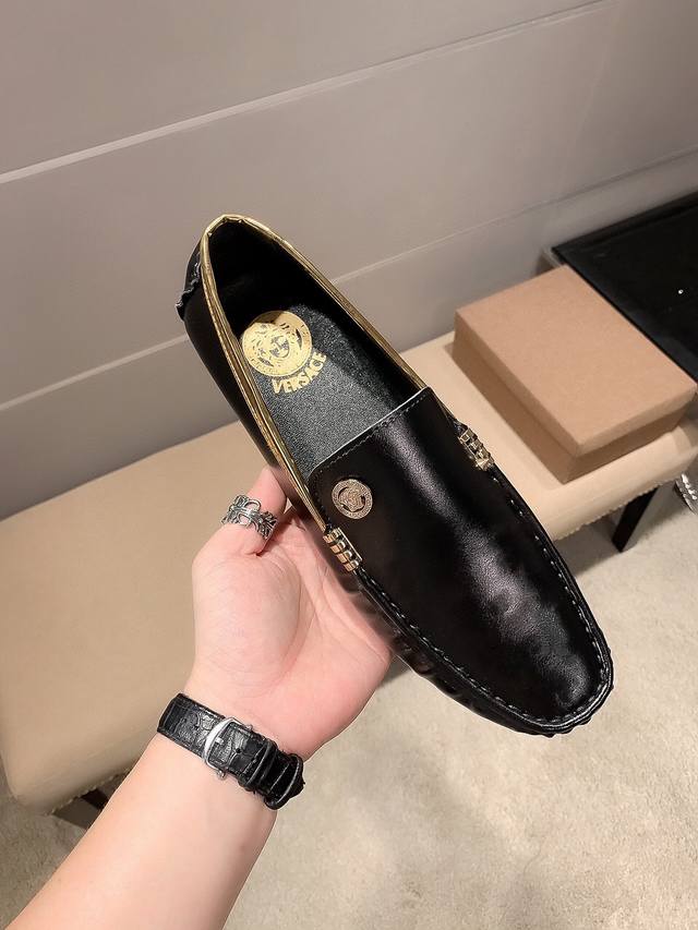 范思哲官方旗舰店新款， 鞋面采用意大利进口小牛皮，舒适透气羊里，范思哲诞生于15世纪法国宫廷[跳跳]在2025春夏Prada秀场上，范思哲再度成为新宠，再一次诠