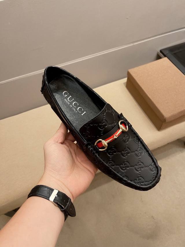 古驰 Gucci ，1921年创立于佛罗伦萨，是全球奢侈品品牌之一，其独特的创意和革新风靡全球，古驰 永恒而经典，一直以来深受明星们的青睐，并成为世界上流社会人