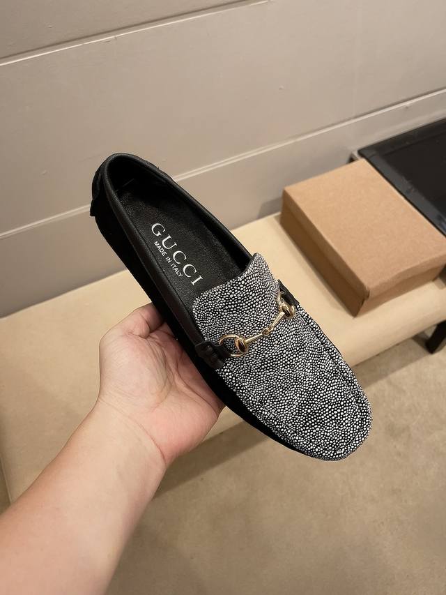 古驰 Gucci ，1921年创立于佛罗伦萨，是全球奢侈品品牌之一，其独特的创意和革新风靡全球，古驰 永恒而经典，一直以来深受明星们的青睐，并成为世界上流社会人
