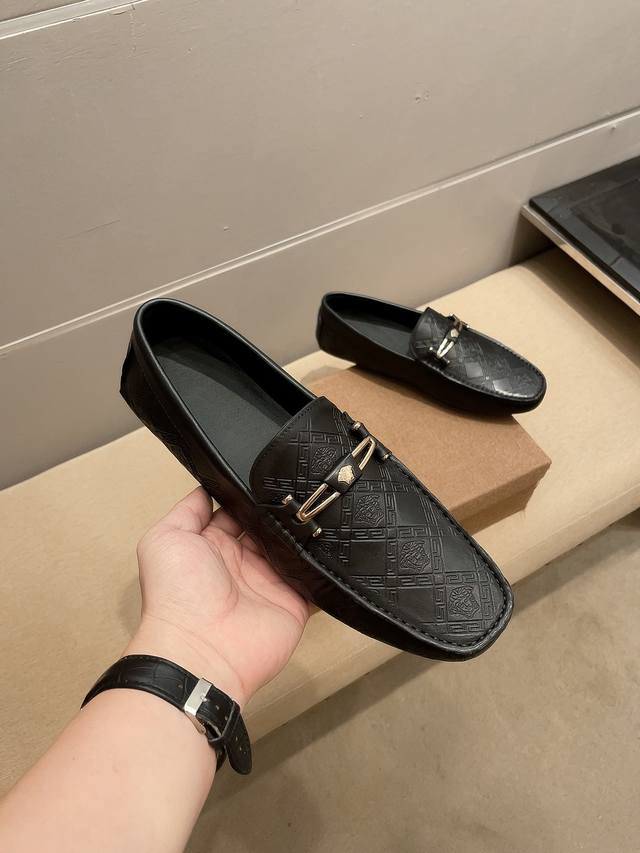 Versace 范思哲 新款，米兰男时装周走秀款，鞋面进口牛皮+吸汗透气不掉色头层穿舒服羊皮内里，超滑质感，吸汗透气 ，鞋身Logo美杜莎头像高级规则代表高级工