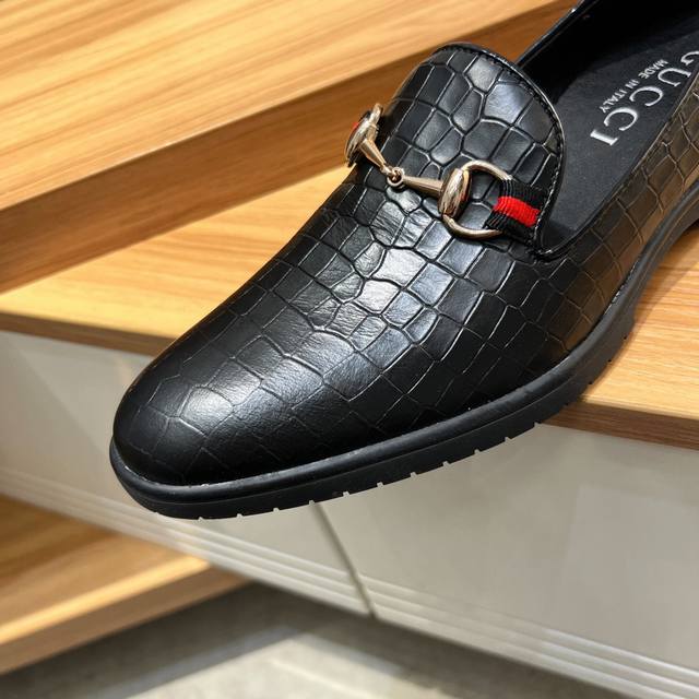 品牌Gucci， 羊皮里 官方新版，高端品质，鞋面采用进口头层原版牛皮，内里头层舒适透气羊皮，原版大底，纯手工精细制做，质感一流，绝对好货，只卖懂货的你...标
