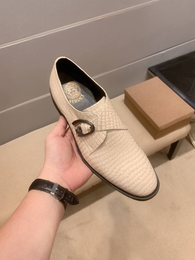实价 ，品牌范思哲，官方旗舰店正品商务休闲皮鞋，鞋面进口意大利头层牛皮，头层羊皮 拒绝掉色 内里，原版进口耐磨橡胶底， 官网出品 心备佳品,，采用精湛工艺。穿着