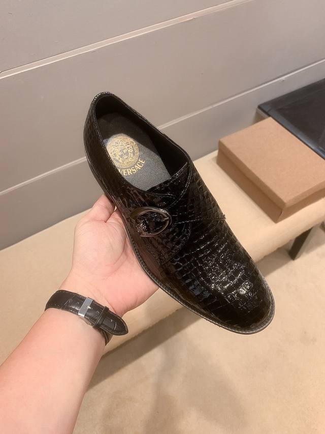 实价 ，品牌范思哲，官方旗舰店正品商务休闲皮鞋新鞋面进口意大利头层牛皮，头层羊皮 拒绝掉色 内里，原版进口耐磨橡胶底， 官网出品 心备佳品,，采用精湛工艺。穿着