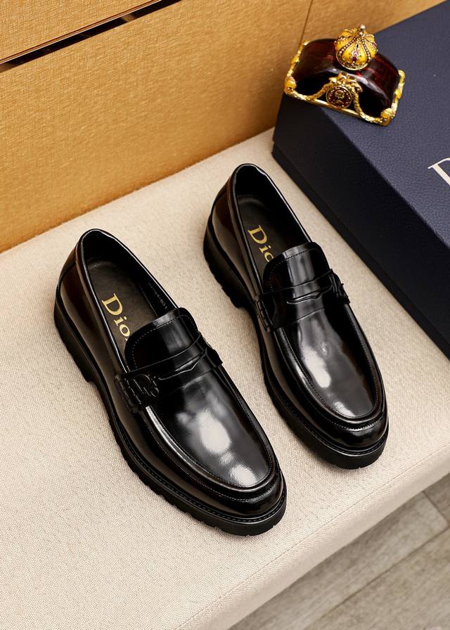 商品商标：Dior 迪奥 休闲皮鞋 正码码数: 39-44 38.45订做 商品材料：精选 意大利进口原版开边珠牛皮鞋面，进口水染牛皮内里。强烈立体视觉效果，发