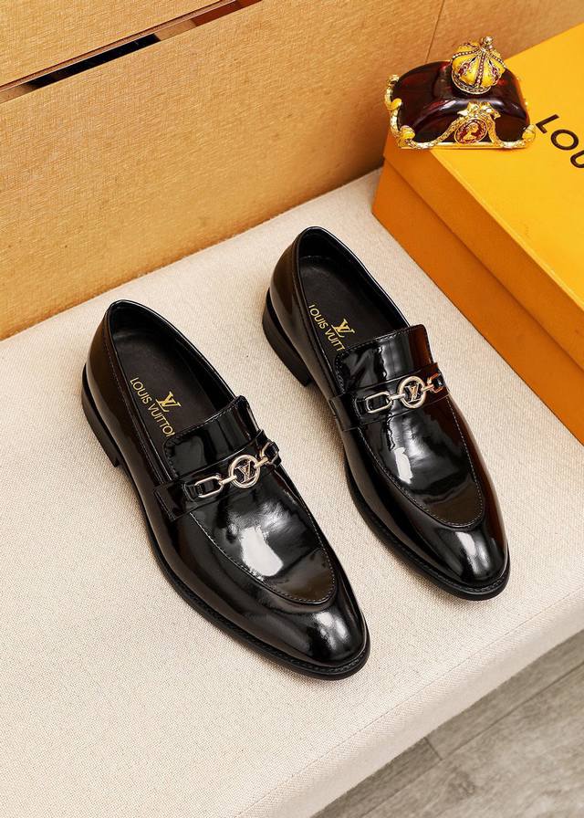 商品商标：Louis Vuitton 路易威登 休闲皮鞋 正码码数: 39-44 38.45.46订制 商品材料：精选 进口头层开边珠牛皮鞋面+奢华五金扣，进口