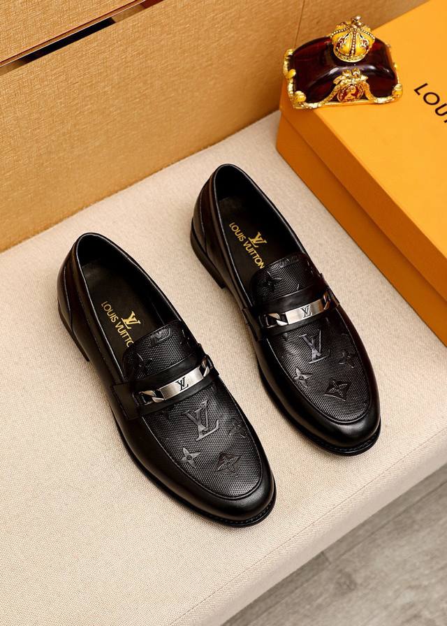 商品商标：Louis Vuitton 路易威登 休闲皮鞋 正码码数: 39-44 38.45.46订制 商品材料：精选 进口头层小牛皮压花鞋面+奢华五金扣，进口
