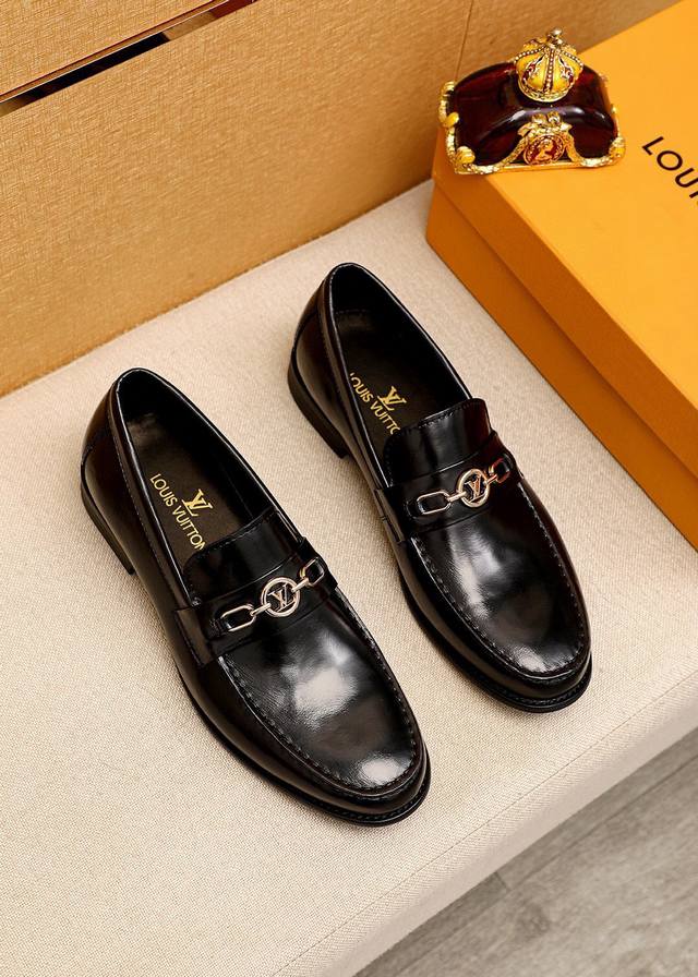 商品商标：Louis Vuitton 路易威登 休闲皮鞋 正码码数: 39-44 38.45.46订制 商品材料：精选 进口头层开边珠小牛皮鞋面+奢华五金扣，进