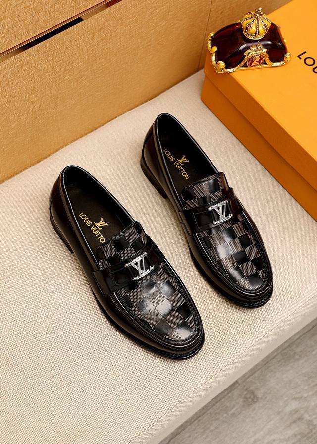商品商标：Louis Vuitton 路易威登 休闲皮鞋 正码码数: 39-44 38.45.46订制 商品材料：精选 进口头层开边珠小牛皮压花鞋面+奢华五金扣