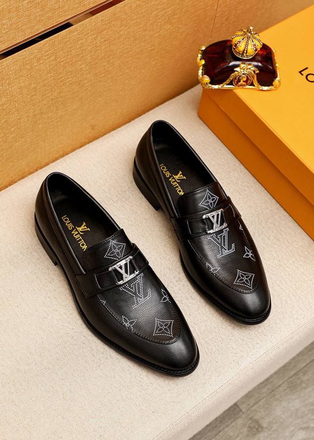 商品商标：Louis Vuitton 路易威登 休闲皮鞋 正码码数: 39-44 38.45.46订制 商品材料：精选 进口头层小牛皮电绣鞋面+奢华五金扣，进口