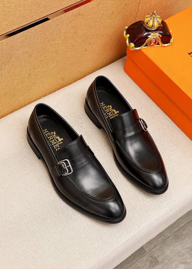商品商标：Hermes 爱马仕 休闲皮鞋 正码码数: 39-44 38.45.46订制 商品材料：精选 进口头层小牛皮鞋面+经典五金扣，进口水染牛皮内里。强烈立