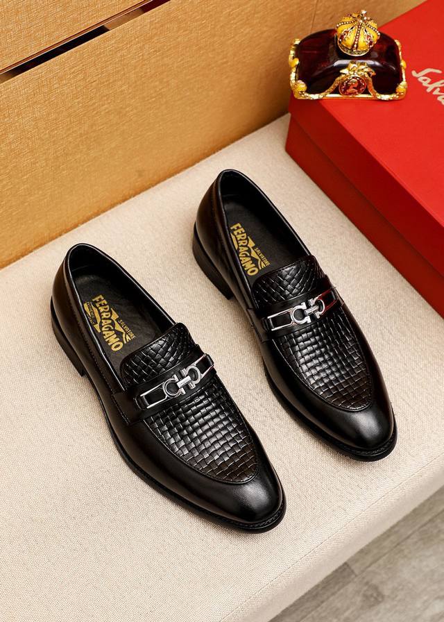 商品商标：Ferragamo 菲拉格慕 休闲皮鞋 正码码数: 39-44 38.45.46订制 商品材料：精选 进口头层小牛皮压花鞋面+奢华五金扣，进口水染牛皮