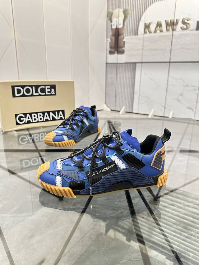 售 价: 商品商标：Dg 杜嘉班纳 低帮休闲鞋 正码码数: 38-44 可订做45.46 商品材料：鞋面进口原版材料，透气内里，原版大底。 编 号：803