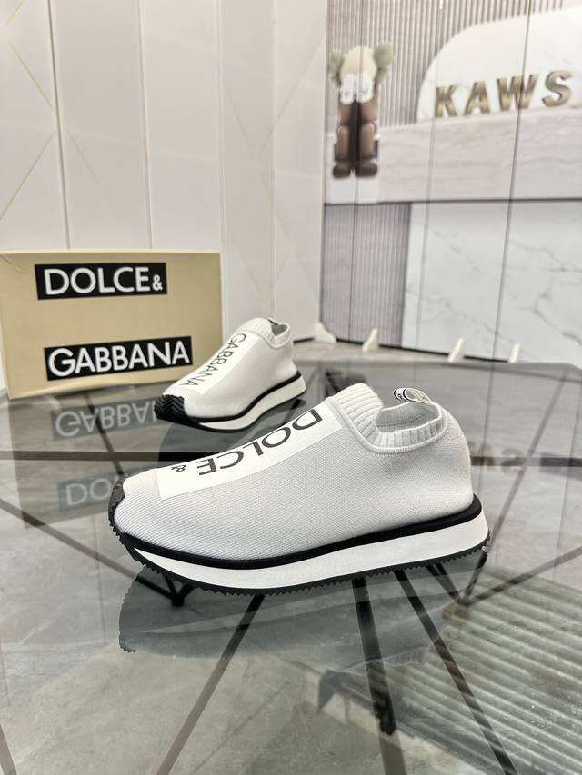 售 价: 商品商标：Dg 杜嘉班纳 低帮休闲鞋 正码码数: 36-44 可订做45.46 商品材料：鞋面进口透气飞织，透气内里，原版大底。 编 号：803
