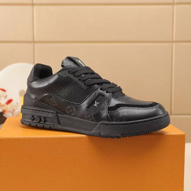 Lv Trainer 运动鞋取材粒面正绒面牛皮革，搭配撞色橡胶外底演绎复古篮球鞋的灵感启发。历经数小时的匠心缝制成就繁复鞋面，橡胶 Lv 字母标注品牌身份。 粒