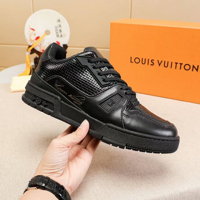 Virgil Abloh 向篮球鞋设计汲取灵感，推出标志性 Lv Trainer 运动鞋，此次取材压印细腻 Monogram 图案的粒面小牛皮，并延续创新凝胶外