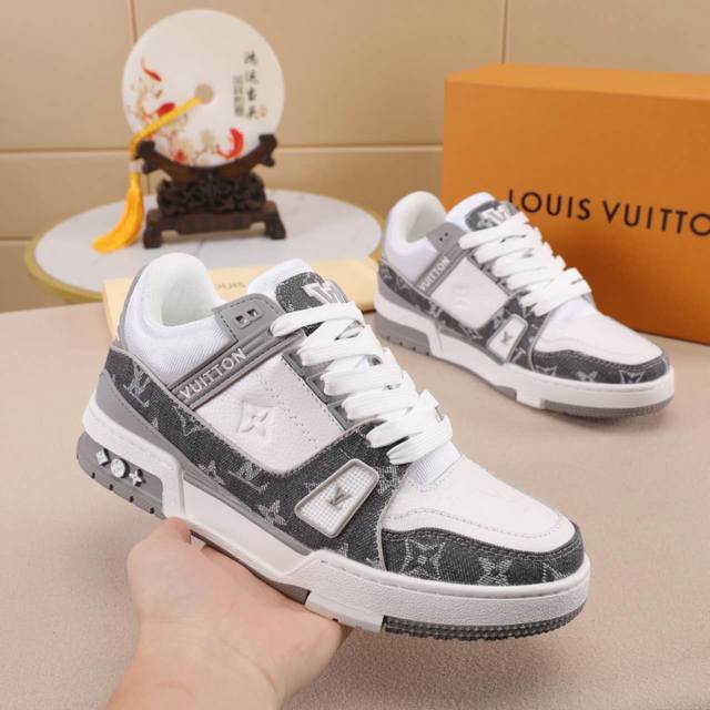 Lv Trainer系列 独家实拍专柜同步上线原版本 1:1原鞋鞋开发，上脚非常舒适 做工精细 鞋面由意大利头层小牛皮拼接制成，侧边饰有品牌Logo标志及签名，