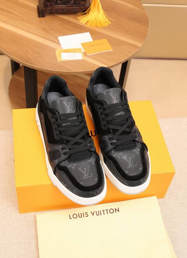 路易威登 最新首次见证 Lv Trainer 运动鞋与 Monogram 的双重经典融合， 点缀棕色小牛皮制麂皮饰边， 呈现源自复古篮球鞋的低帮设计， 更有 M
