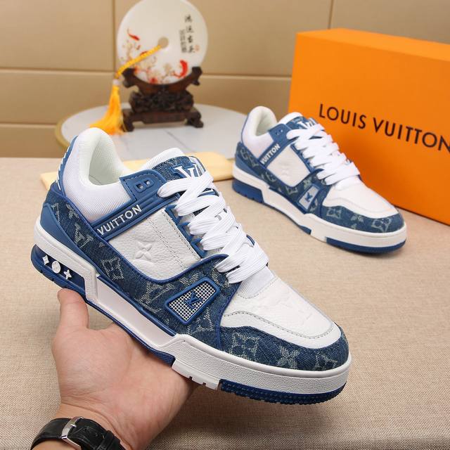路易威登 最新首次见证 Lv Trainer 运动鞋与 Monogram 的双重经典融合， 点缀蓝色小牛皮制麂皮饰边， 呈现源自复古篮球鞋的低帮设计， 更有 M