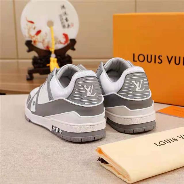 Size：38-44 .45定做 男士Trainer运动鞋 ，本款运动鞋选用进口小牛皮，撞色设计， Lv春夏秀场，与当季 Illusion Monogram 主