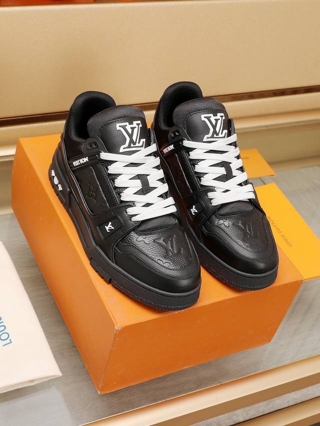 Lv Trainer系列专柜同步上线纯原版本 1:1原鞋鞋开发，上脚非常舒适 做工精细 鞋面由意大利进口小牛皮拼接，侧边饰有品牌Logo标志及签名，垫脚聚米微料