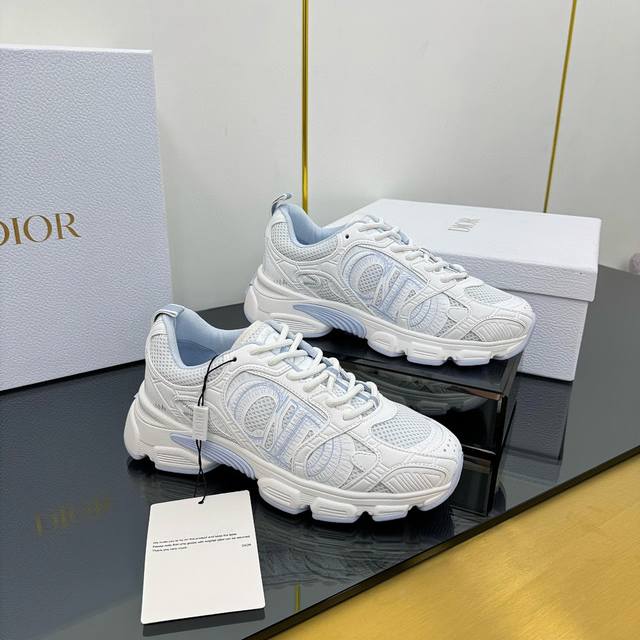迪奥Dior 高版本运动跑步鞋老爹鞋 2025新品，以白色和黑色网眼织物搭配皮革效果镶片，两侧饰以电脑打印 Cd 标志、鞋舌上的星星补丁和鞋跟标志，诸多细节彰显