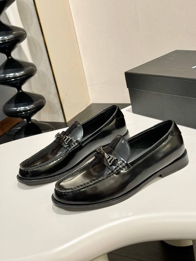 Ysl 圣罗兰～ 码数:39-44 38.45.46定做 Ysl圣罗兰男士正装皮鞋，顶级复刻，面选用进口开边珠牛皮，搭配进口五金吊坠，水染牛皮透气内里，原版进口