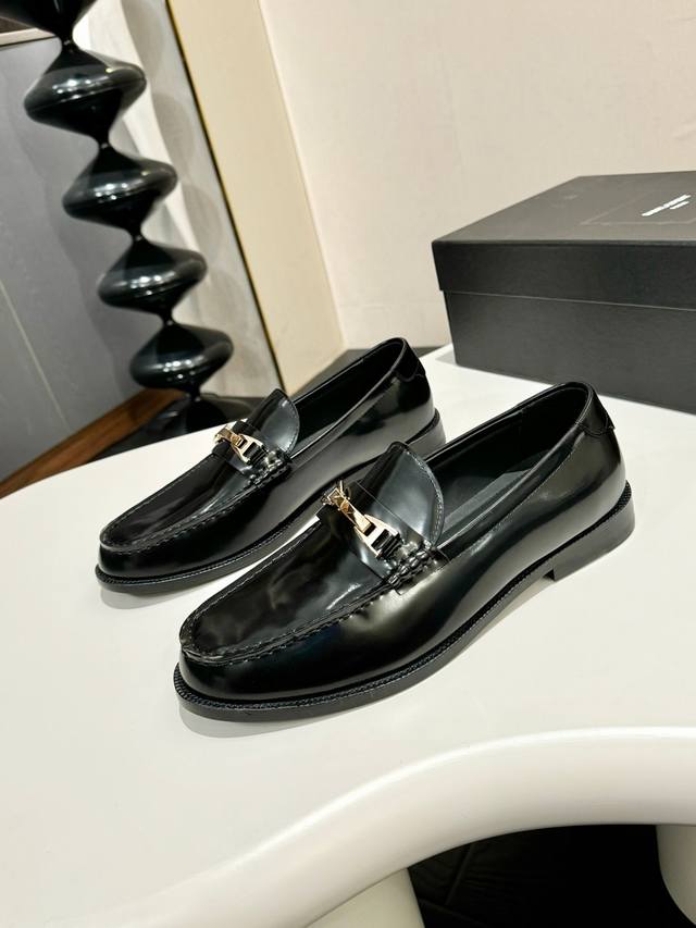 Ysl 圣罗兰～ 码数:39-44 38.4546定做 Ysl圣罗兰男士正装皮鞋，顶级复刻，面选用进口开边珠牛皮，搭配进口五金吊坠，水染牛皮透气内里，原版进口真