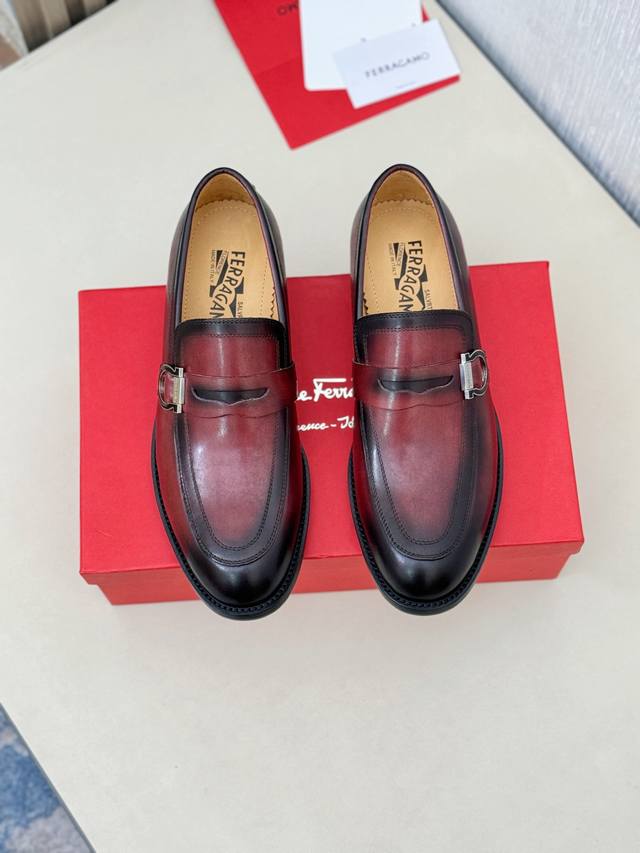 Ferragamo 码数:38~44 45订做不退换 Ferragam菲拉格慕新款男士正装皮鞋，面料采用全进口牛皮，看得见的质感，重工车线，内里本染小牛皮，标配