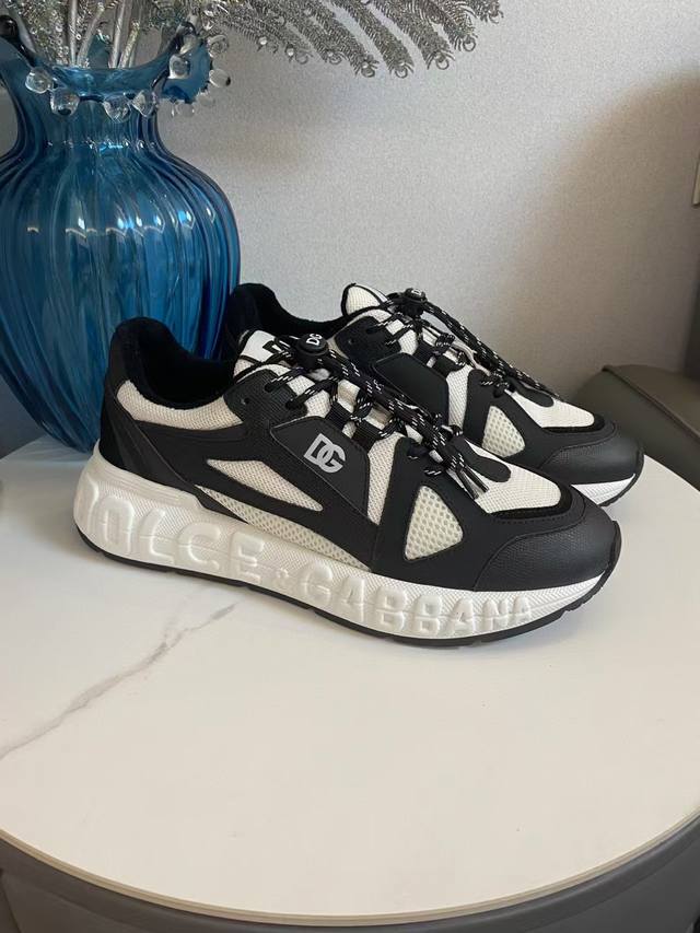情侣款 D&G 时尚运动款，简单不单调，舒适度极佳！鞋面牛皮拼接打造，内里搭配透气网布，舒适感强，时尚潮流，配码：35-46