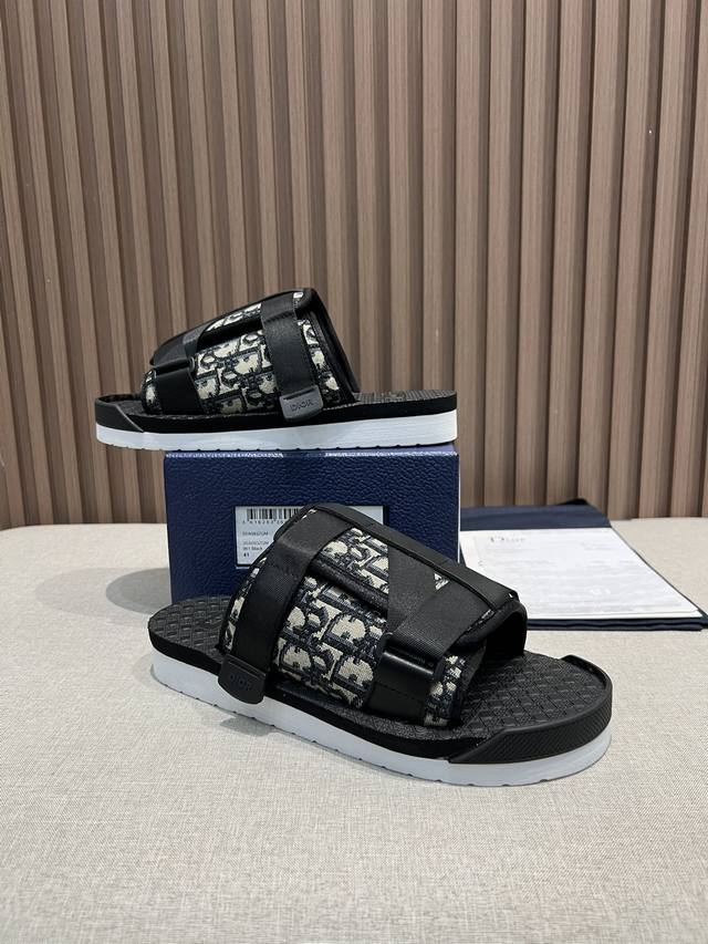 出厂价Pp Dior迪奥经典春夏款巨献 Dior 迪奥 D字扣饰罗马人字托凉鞋 面料：原版面料 大底：意大利原版大底 颜色黑色 码数：38-46