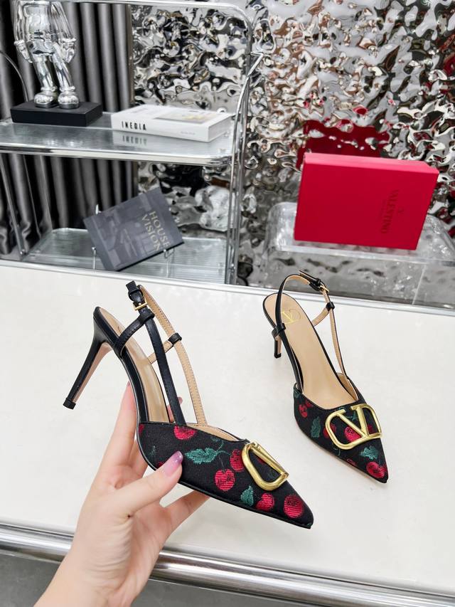 工厂P价 女装女鞋 运动原单黑色Valentino.华伦天奴大V扣鞋，专柜最新系列细节完美，V家系带扣可以说是非常火爆了 抛弃了一贯的铆钉元素 化繁为简 更加精