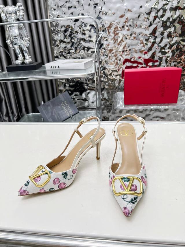 工厂P价 女装女鞋 运动原单米白色Valentino.华伦天奴大V扣鞋，专柜最新系列细节完美，V家系带扣可以说是非常火爆了 抛弃了一贯的铆钉元素 化繁为简 更加