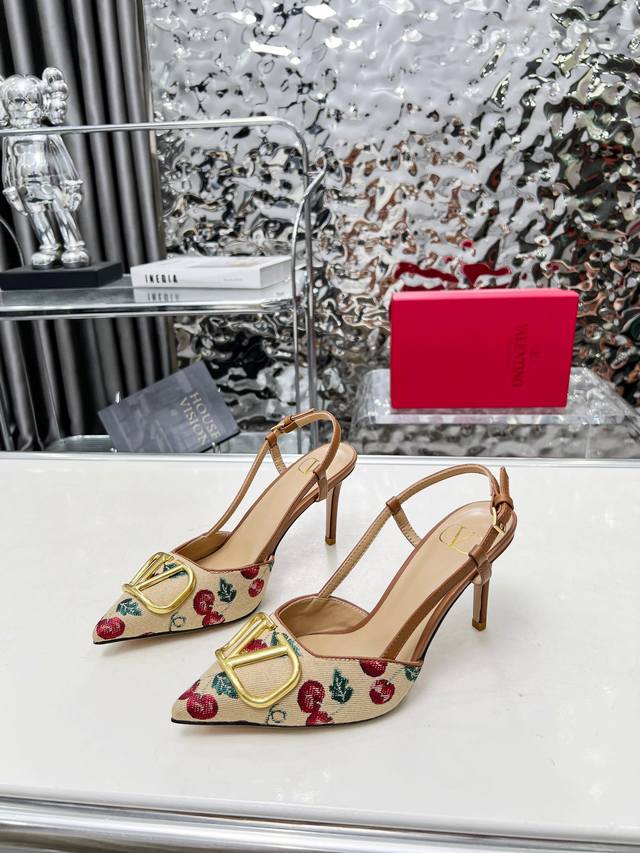 工厂P价 女装女鞋 运动原单棕色Valentino.华伦天奴大V扣鞋，专柜最新系列细节完美，V家系带扣可以说是非常火爆了 抛弃了一贯的铆钉元素 化繁为简 更加精