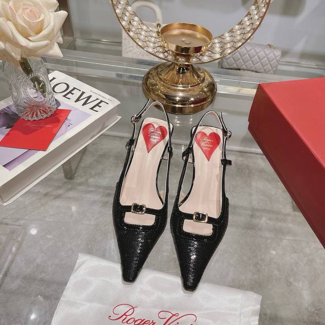 调工厂P价 女装女鞋 运动原单 Roger Vivier 25新款Rv女鞋迷你饰扣后空凉鞋漆皮后袢带高跟鞋 迷你饰扣漆皮后袢带高跟鞋本款高跟鞋以闪亮漆皮制成，糅