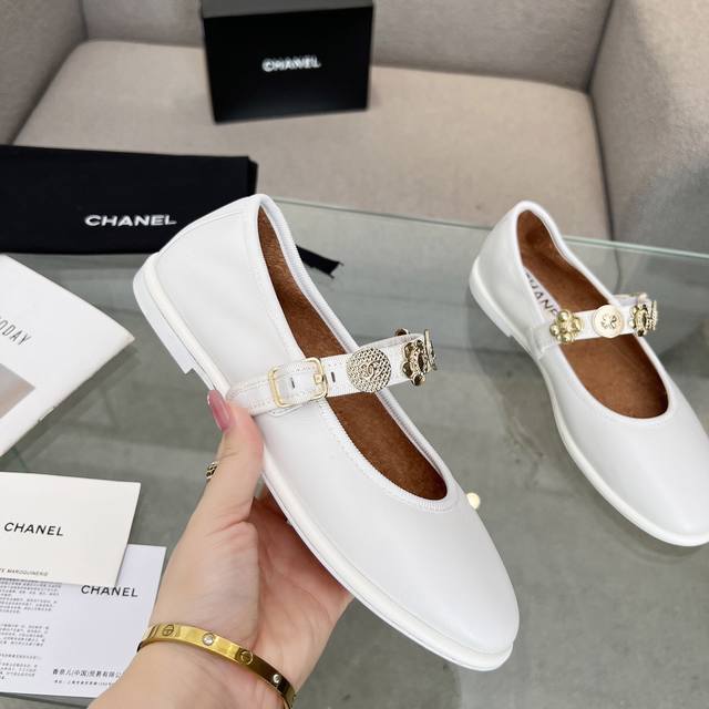 工厂P价 女装女鞋 运动原单 Chanel 24A手工坊玛丽珍单鞋 最近爆款系列 金币设计还是蛮复古 Vintage的，和Toga Pulla放在一起毫无违和感
