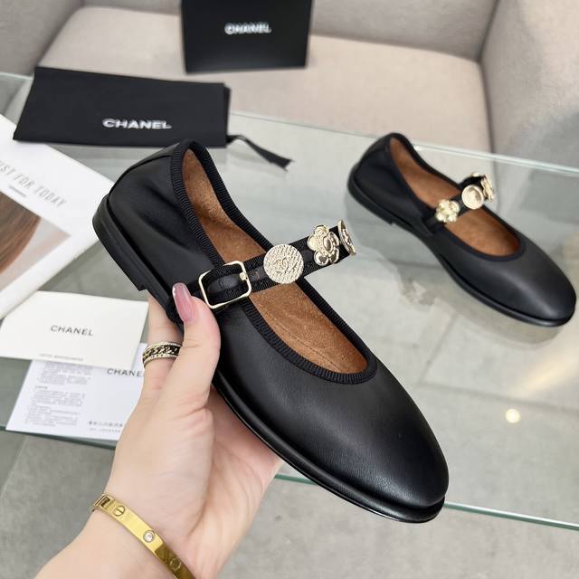 工厂P价 女装女鞋 运动原单 Chanel 24A手工坊玛丽珍单鞋 最近爆款系列 金币设计还是蛮复古 Vintage的，和Toga Pulla放在一起毫无违和感
