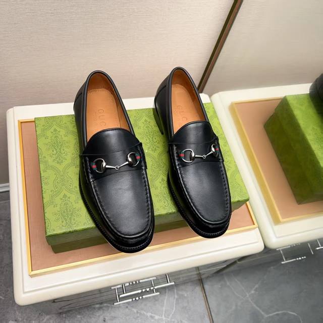 调工厂P价 男装男鞋 运动原单 Gucci 古奇 里 爆款豆豆鞋顶端品牌奢侈，顶级～质量 ，最新時尚豆豆鞋 ..鞋面選用原版头层牛皮制造. 全头层水染皮内里 。